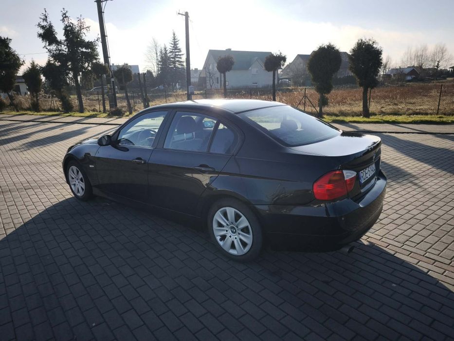 BMW E90 318i 129 KM 2007 rok sedan