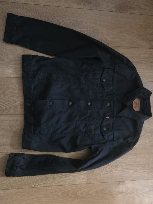Jak nowa czarna katana kurtka jeans Levis rozmiar XL. Super kolor.  Bawełna woskowana !