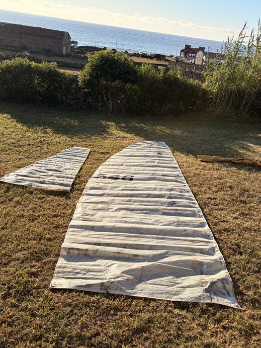 Conjunto de peças de catamarã Mystère 6 m: mastro, retranca, velas e travessas — localizado na Ilha das Flores