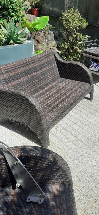 sofá em verguinha de jardim