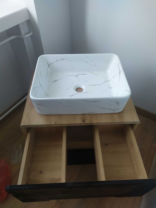 Nowa półka łazienkowa z umywalką marmurową.