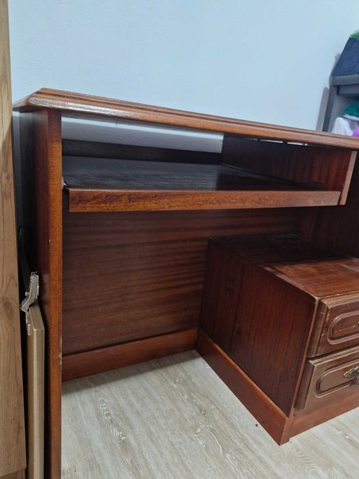 Secretaria de quarto/ bom estado