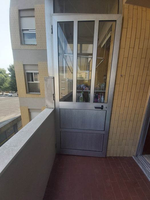 45€- 2a baixa Para libertar espaço Vendo porta de alumínio