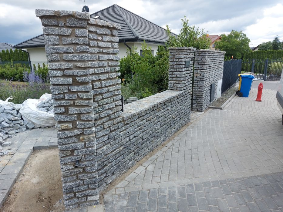 Murki, ogrodzenia, opaski, kamień granit, szarogłazowy. Bramy furtki