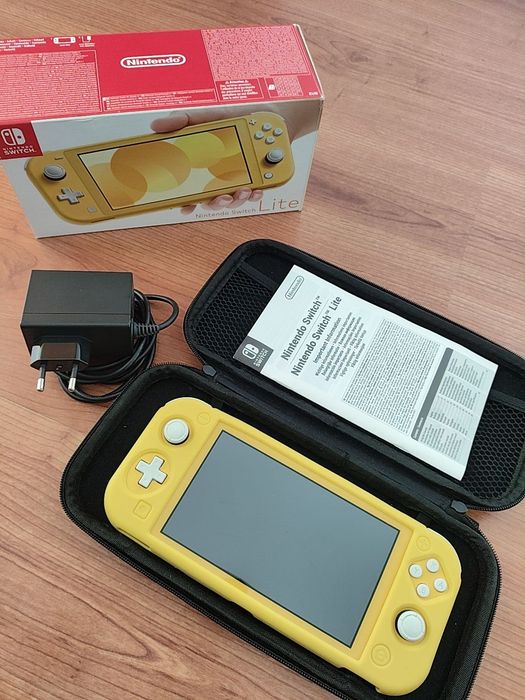Nintendo Switch Lite Amarela + Estojo Pikachu + Capa Protetora