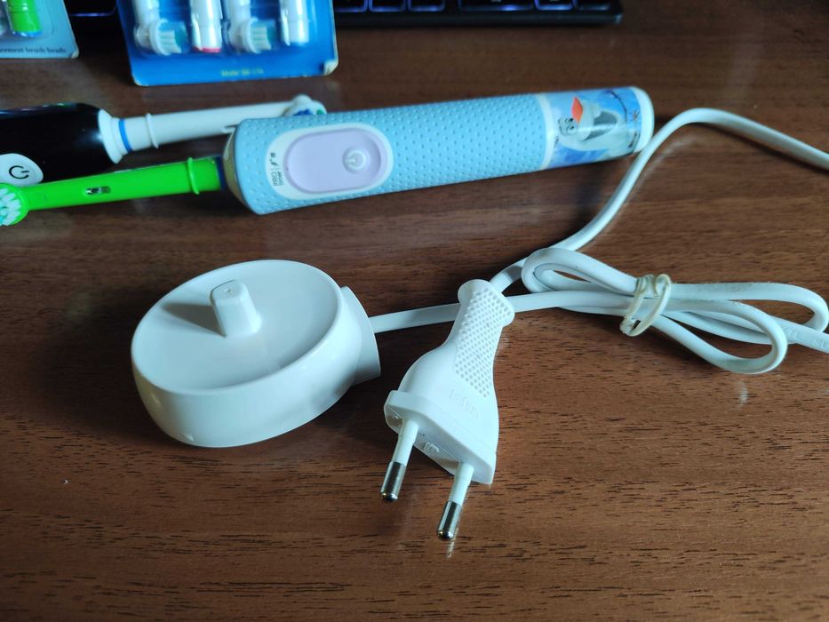 Зубні щітки Oral B PRO чорна black, Kids frozen Олаф Крижане серце