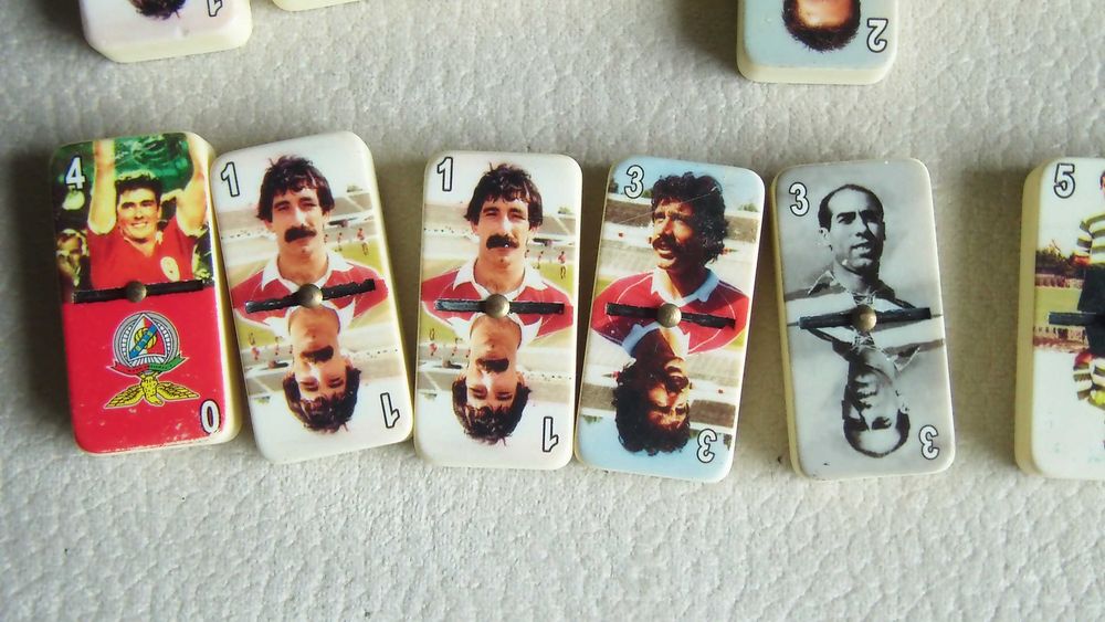 Peças jogo dominó de jogadores futebol