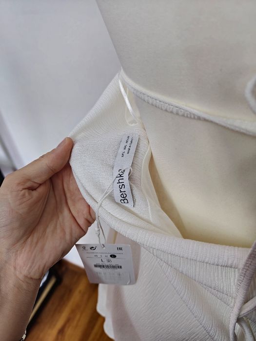 Biała sukienka wiązana na szyi Bershka L 40