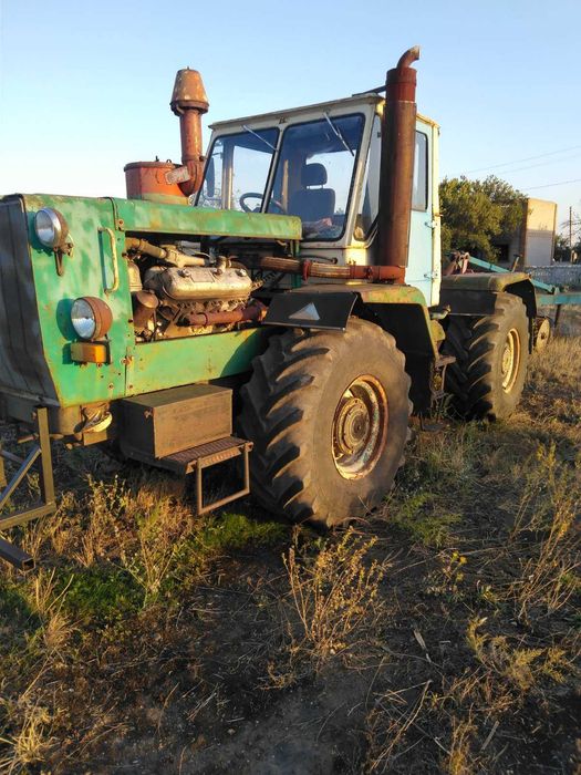 Трактор Т-150 з плугом