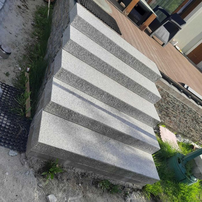 Schody blokowe z granitu wejściowe lite z kamienia