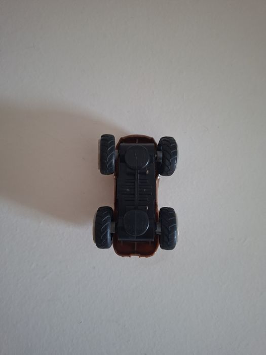 Carro hotwheels de corda com 2 imãs