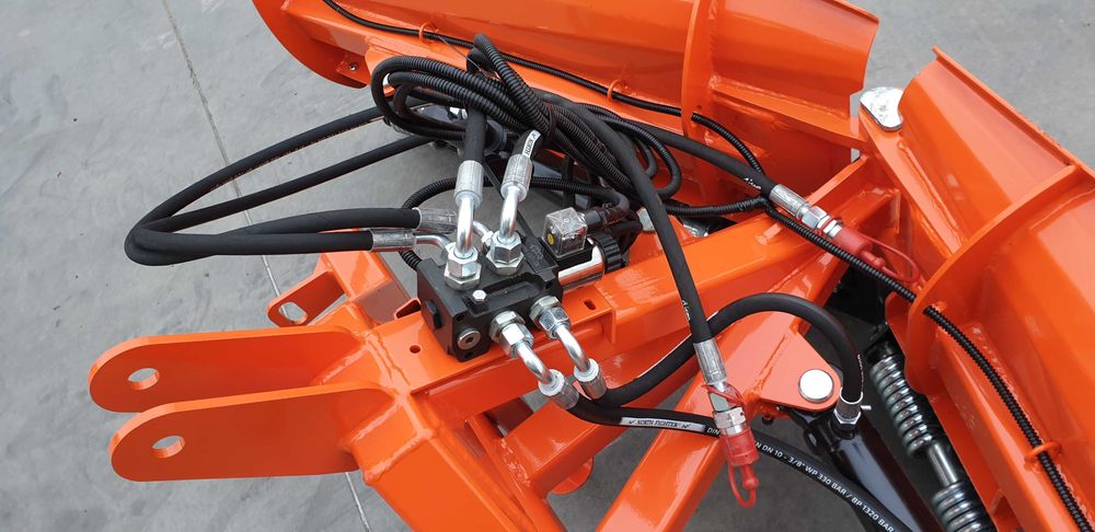 Pług śnieżny strzałkowy VARIO Mini 2,0 m Metal-Technik z amortyzacją
