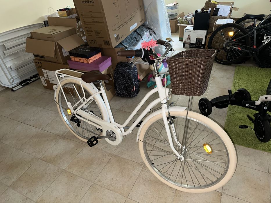 Bicicleta nova branca tipo pasteleira elegante -  mulher