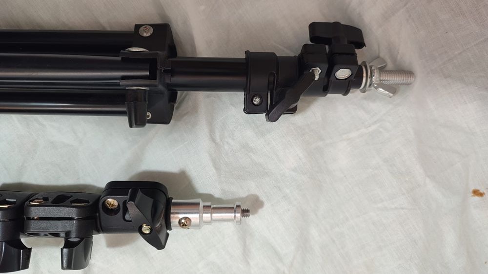 Set de fotografia composto de 8 tripés com cerca de 1.80 de altura.