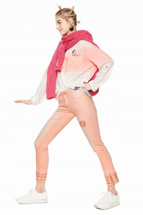 Jeansy rurki łososiowe z haftami DESIGUAL 28