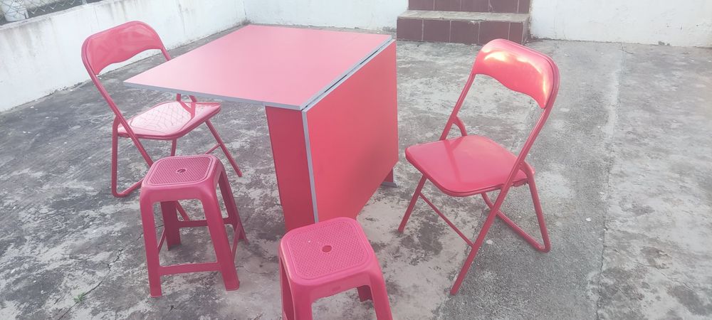 Mesa dobrável, cadeiras e bancos