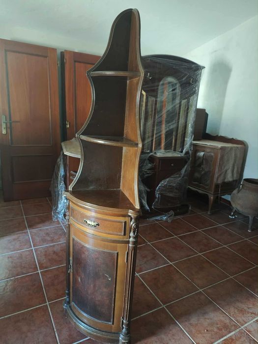 Vários moveis de madeira maciça