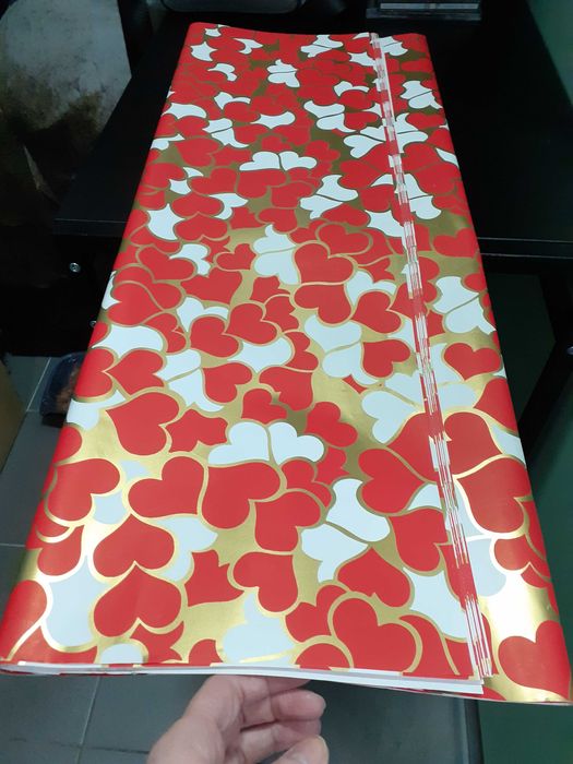 Folhas papel embrulho com corações