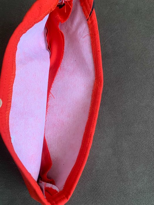 Женская красная пилотка