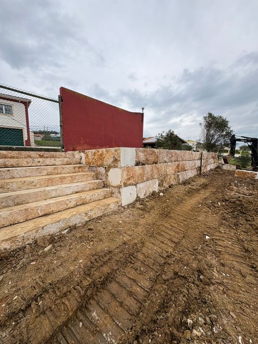 Muro em blocos de pedra rústica