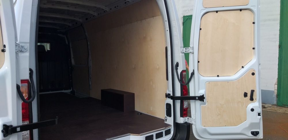 Zabudowa busa blaszaka, Renault Master L4H2 boki podłoga