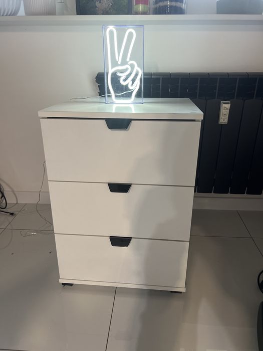 Szafka biała z trzema szufladami