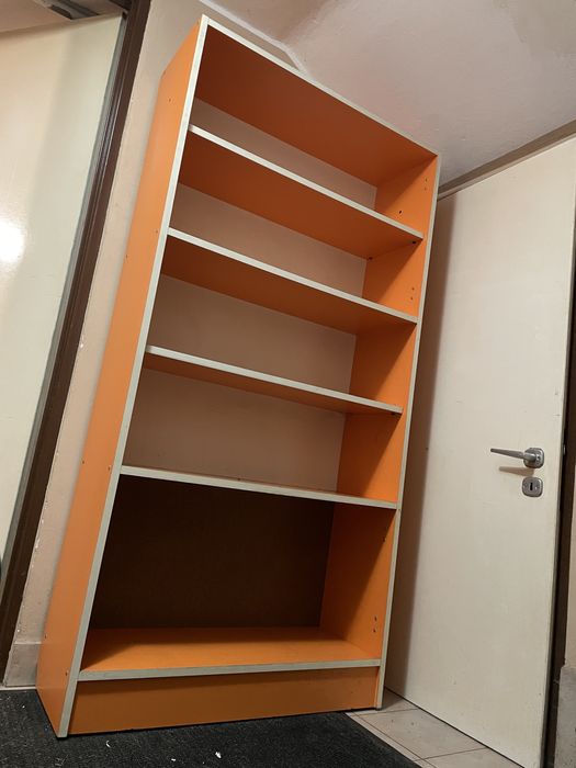 Pomarańczowa szafka