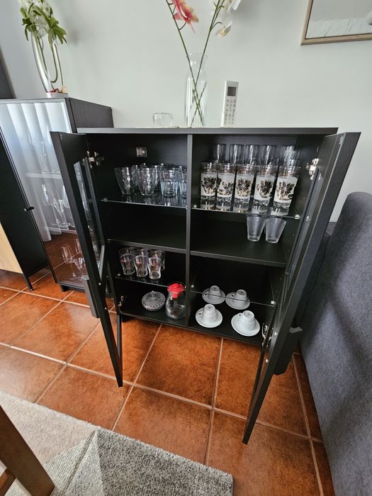 Vitrine para sala em vidro com bastantes arrumos e está nova.