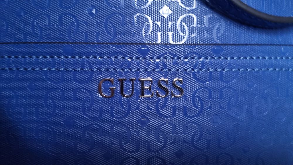 Piękna elegancka niebieska torebka GUESS