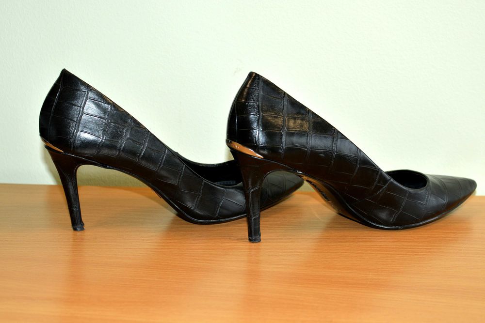 Buty damskie szpilki czółenka Calvin Klein czarne rozmiar 39,5