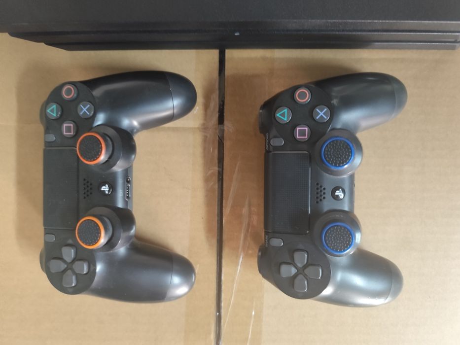 PS4 Pro 1TB + 2 comandos + 4 jogos