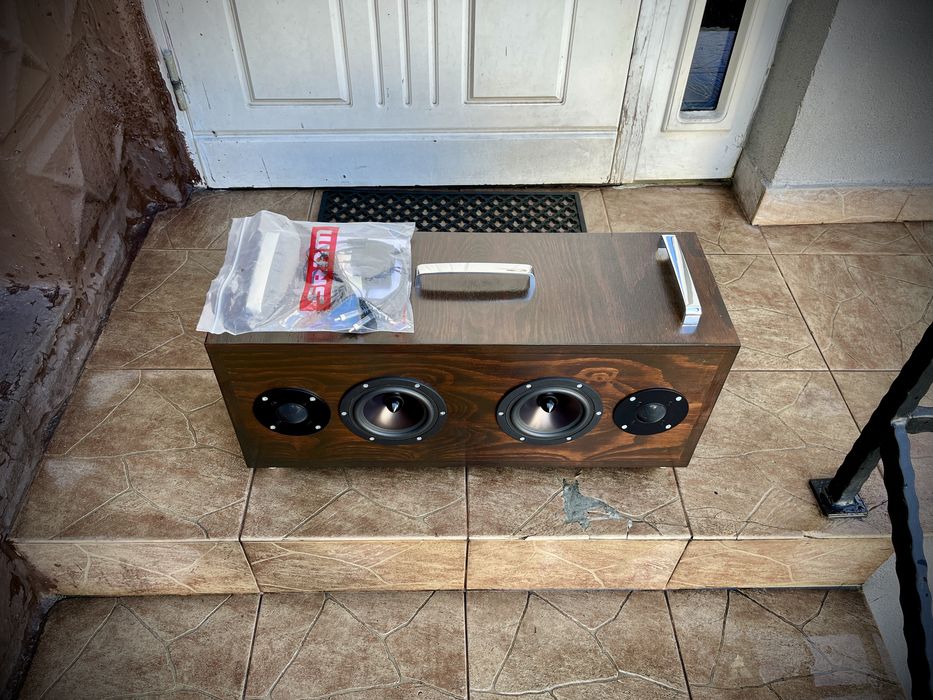 Referencyjny głośnik aktywny w kolorze czekoladowym, o mocy 2x35 Wat