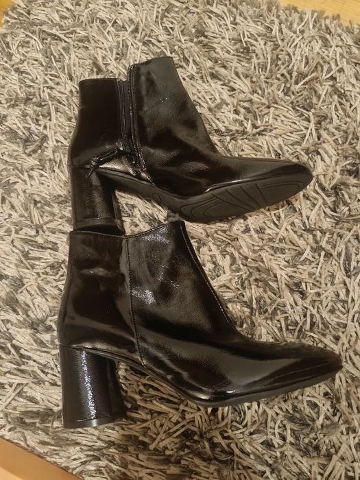 Botins em pele/ verniz  tam.39