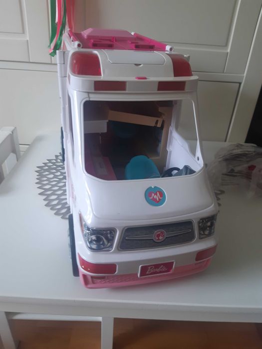 Mobilna klinka barbie- karetka.