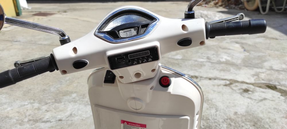 Vespe eléctrica criança