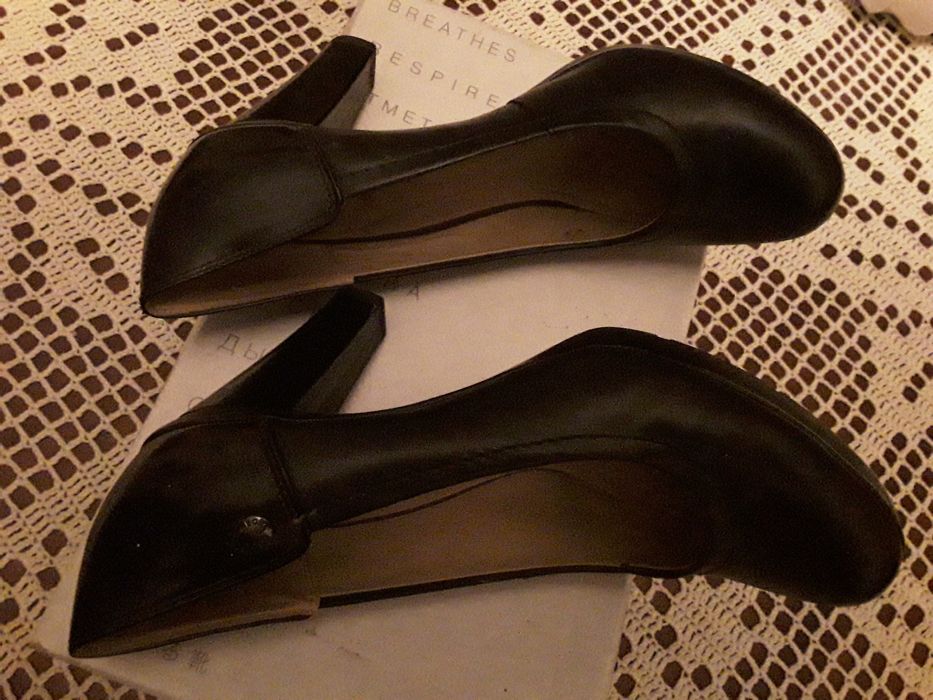 Sapatos Geox. Pele genuína. Novos.