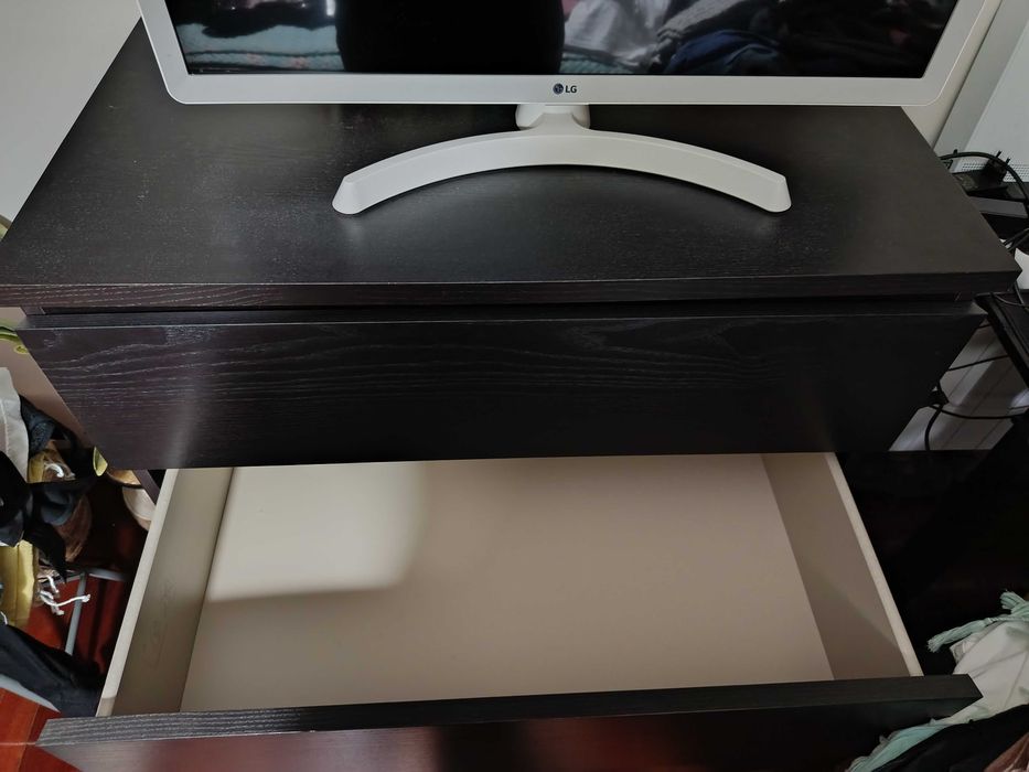 Quarto completo de casal - Cama, estrado, colchão, 2 mesinhas de cabeceira, camiseiro e candeeiros - Baixa de preços