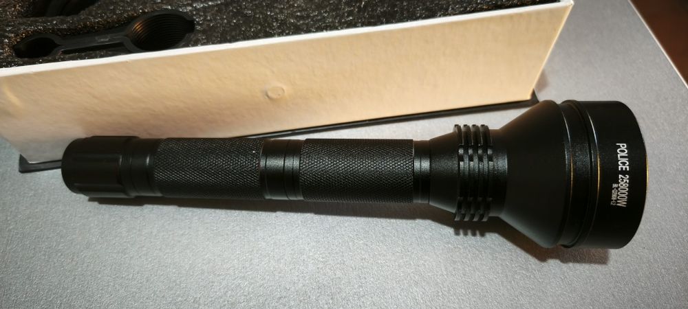 Потужний ліхтарик з кріпленням на рушницю та виносною кнопкою.