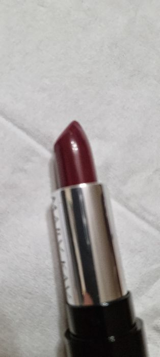 Szminka Berry Famous semi shine