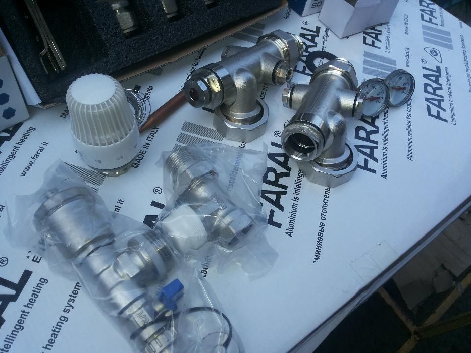 Коллектор и трубы для теплого пола в сборе