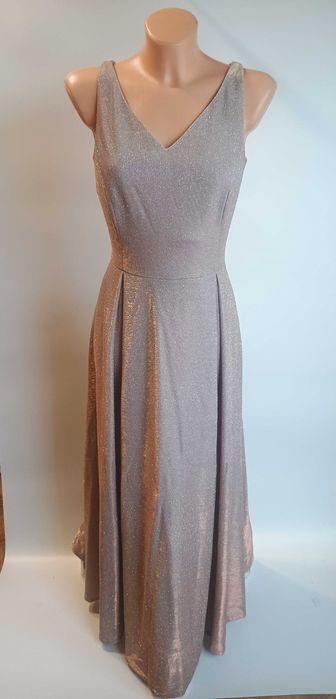 Wieczorowa sukienka maxi z połyskiem i rozcięciem – perłowy róż