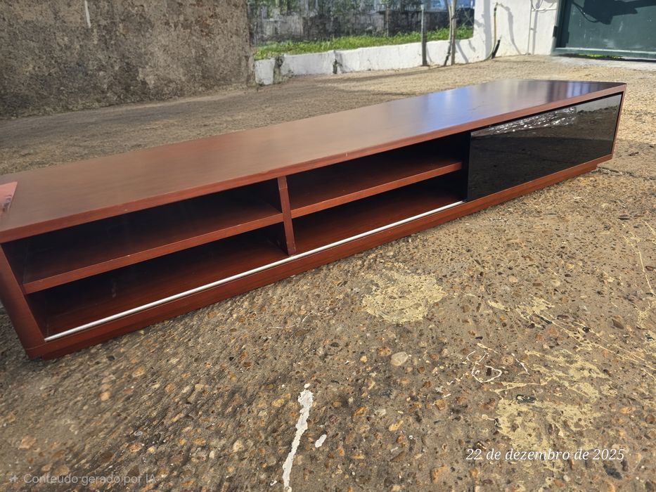 Móvel de sala com porta de vidro deslizante preta