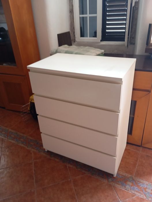 Cómoda branca de 4 gavetas
