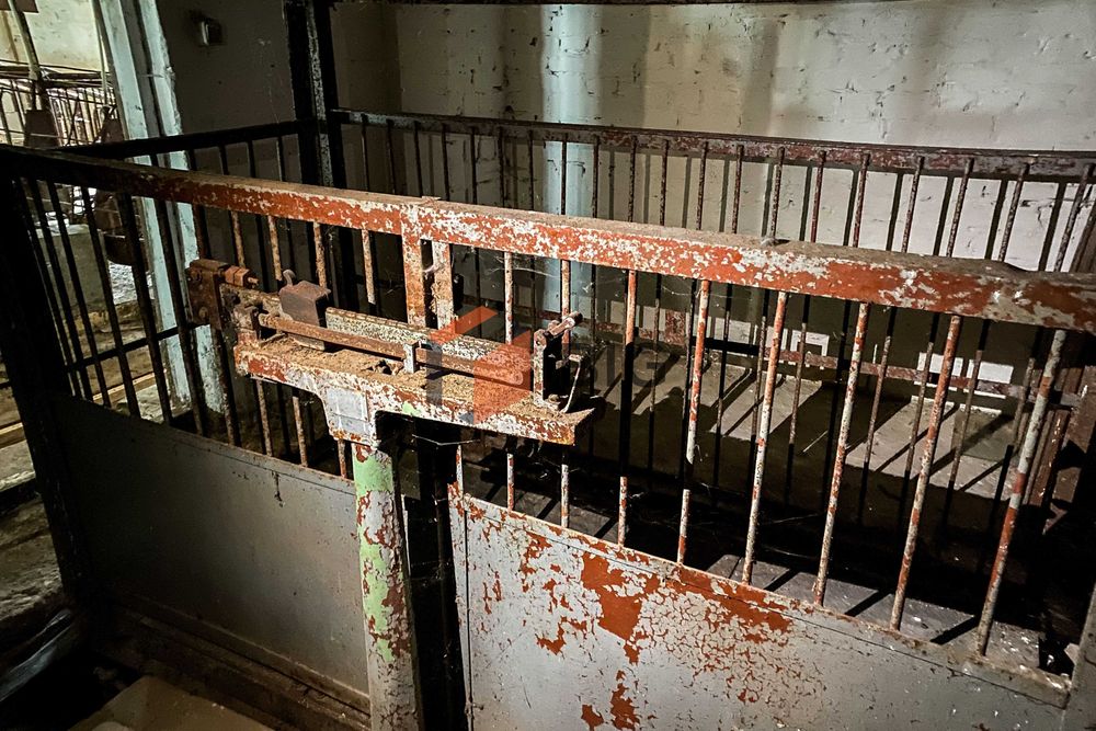 Продається цегляна будівля з повною інфраструктурою