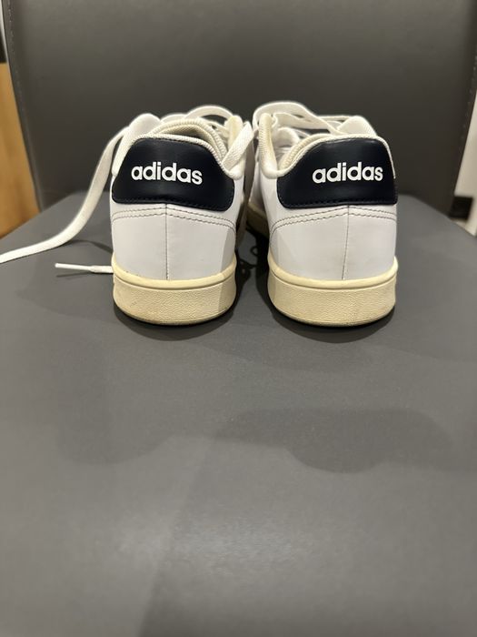 кросівки adidas.