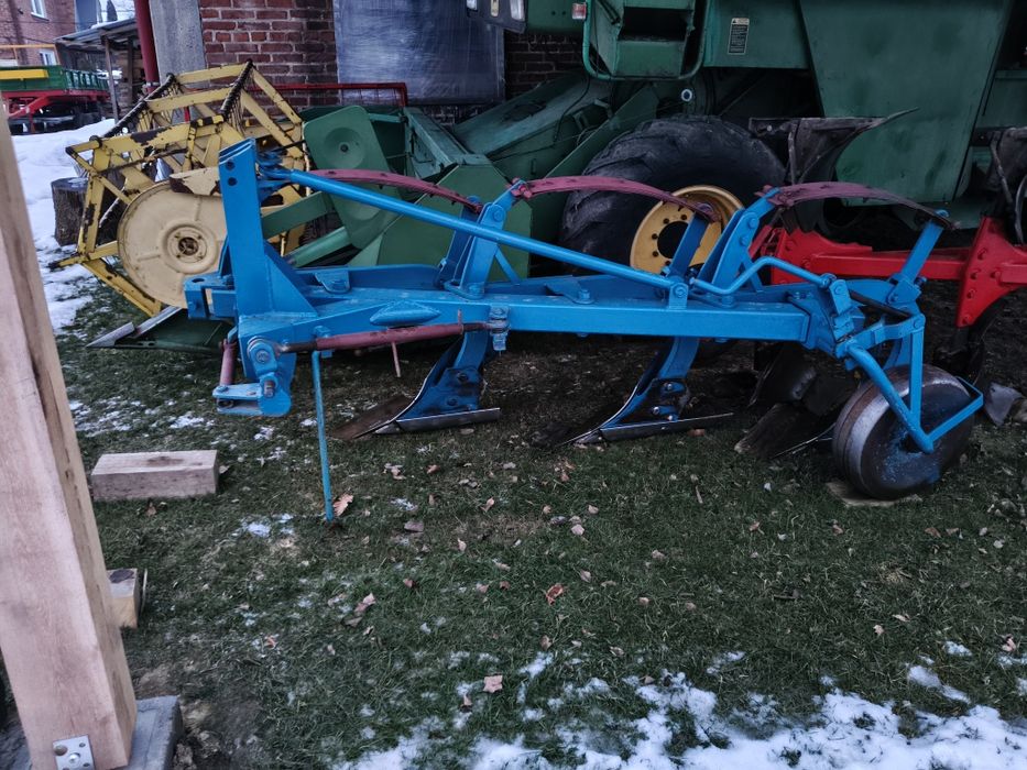 Pług trzy skibowy Kverneland na resorze