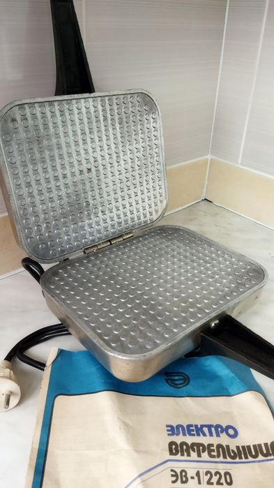 Вафельниця електрична