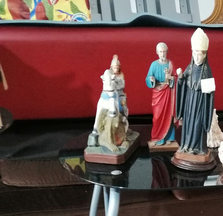 Mesas e vários artigos