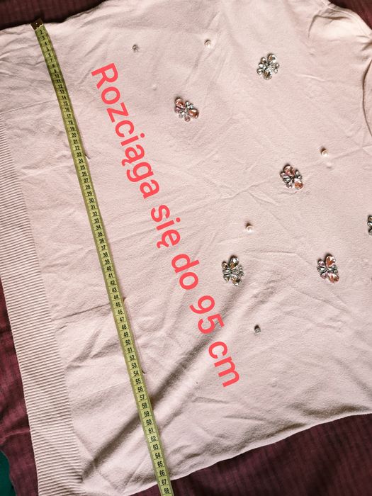 Sweterek beżowy z ozdobnymi kamieniami