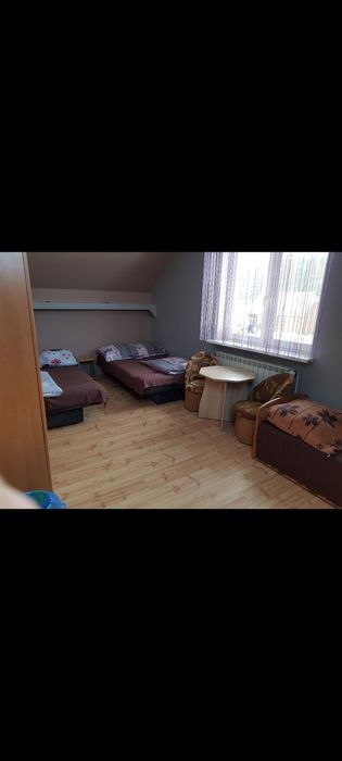 Wolne pokoje nad jeziorem. Rezerwacje lato 2026